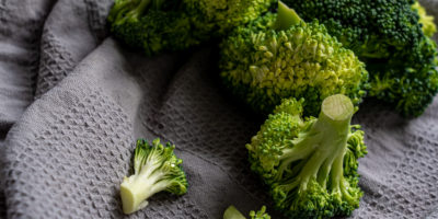 TOP recepty na přípravu krémové brokolicové polévky 10 green broccoli on white textile 3722583