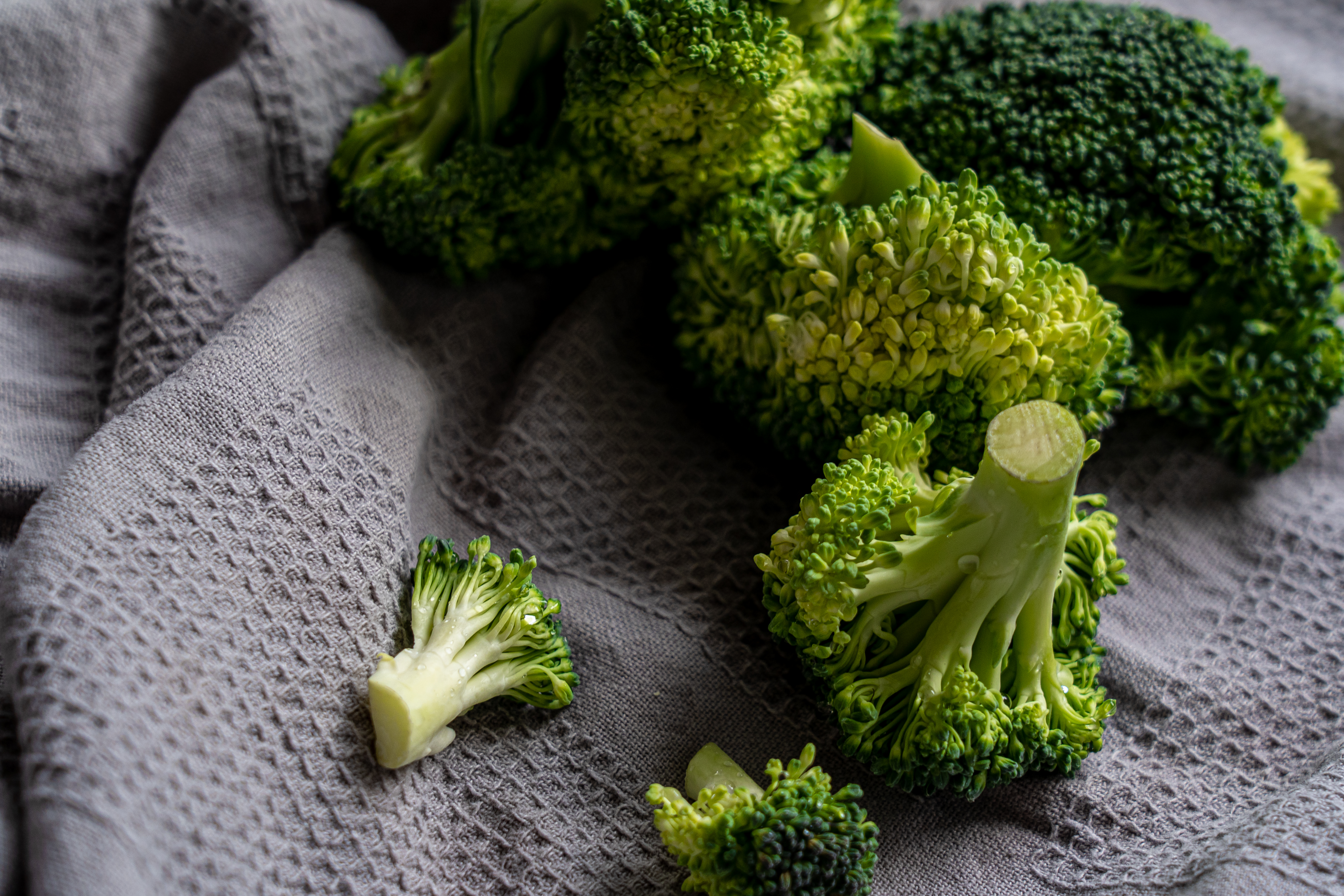 green broccoli on white textile 3722583