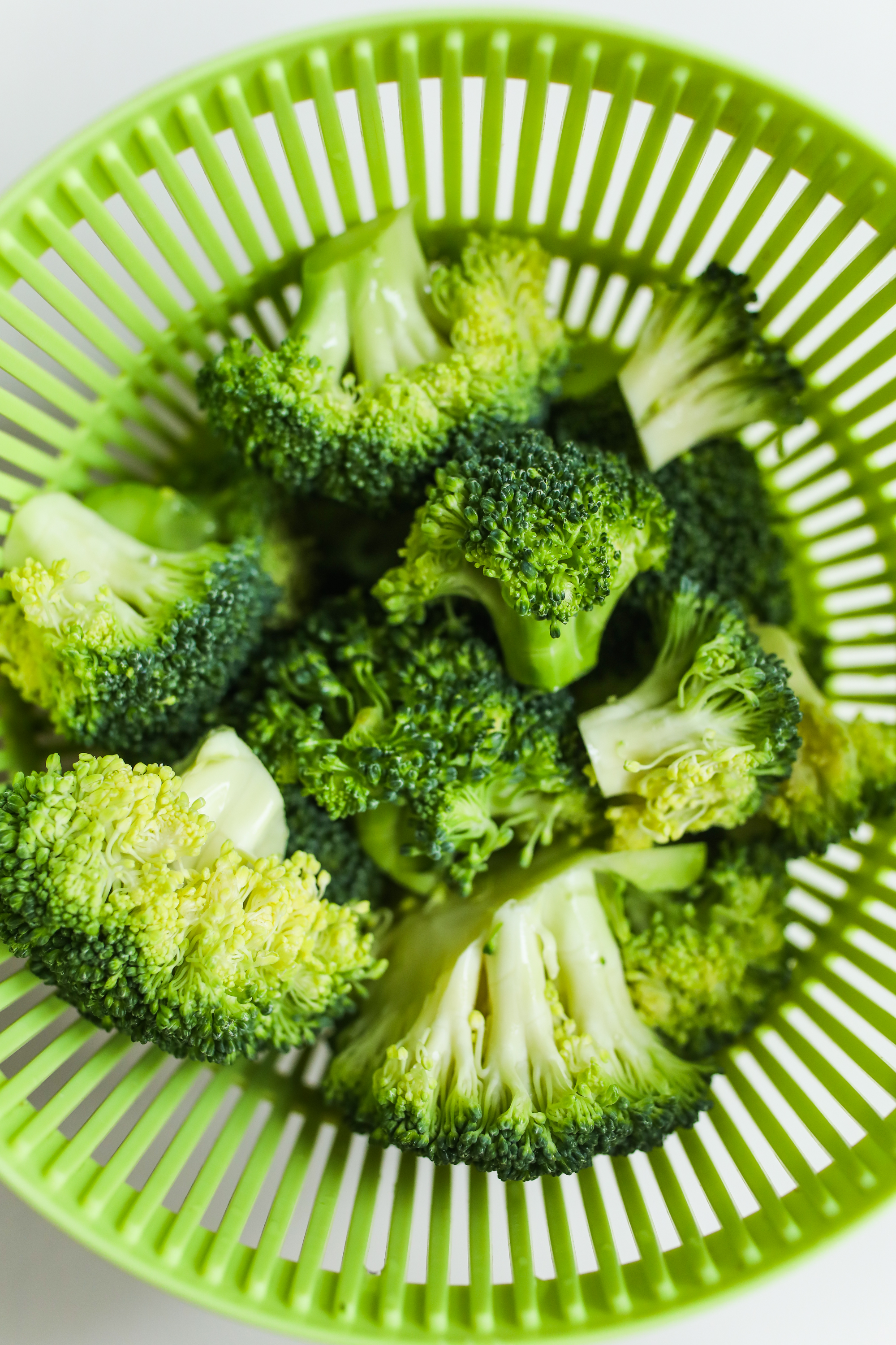 photo of broccoli on green tray 3872432