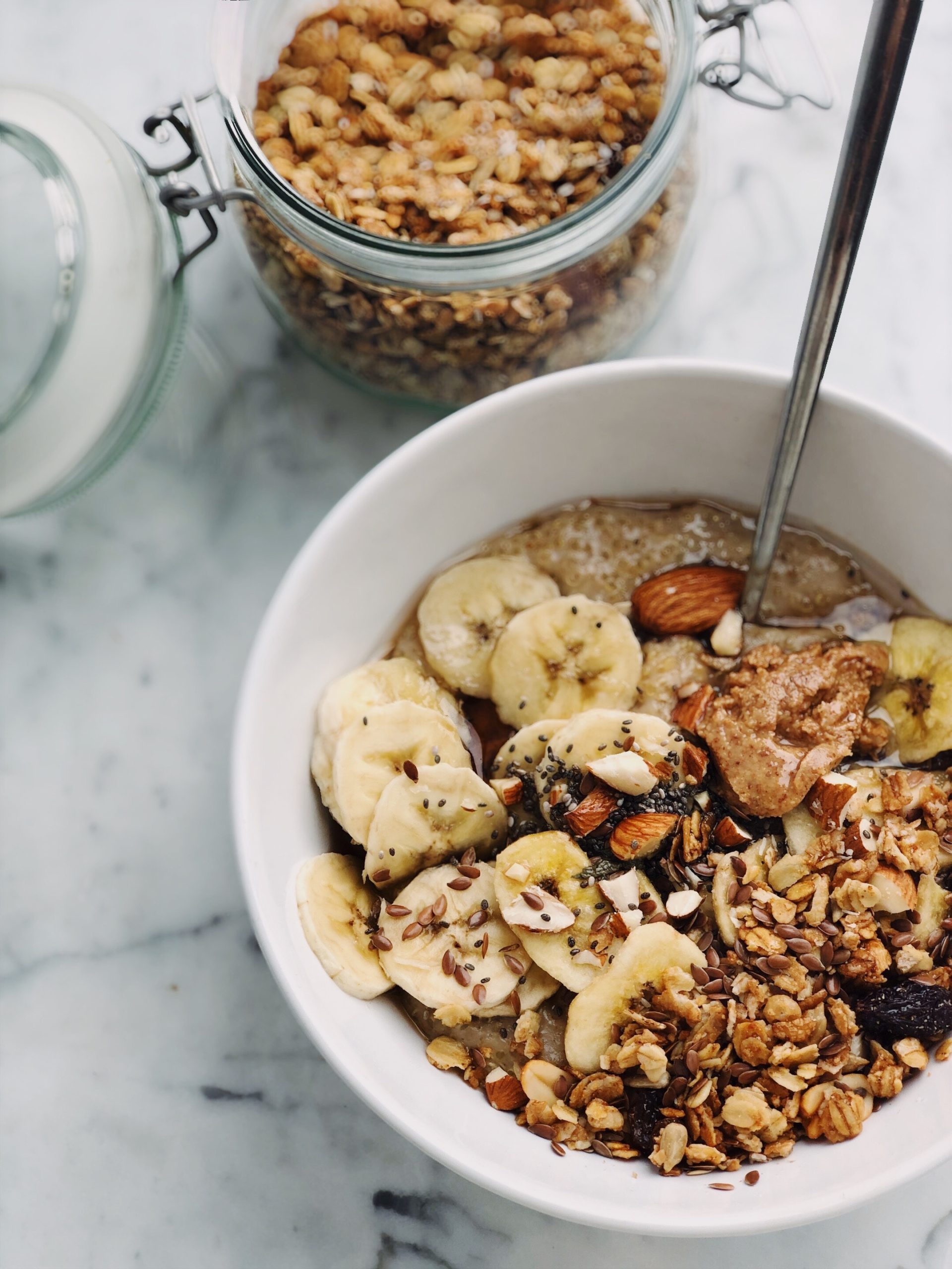 Křupavá domácí granola s ovocem a čokoládou recept