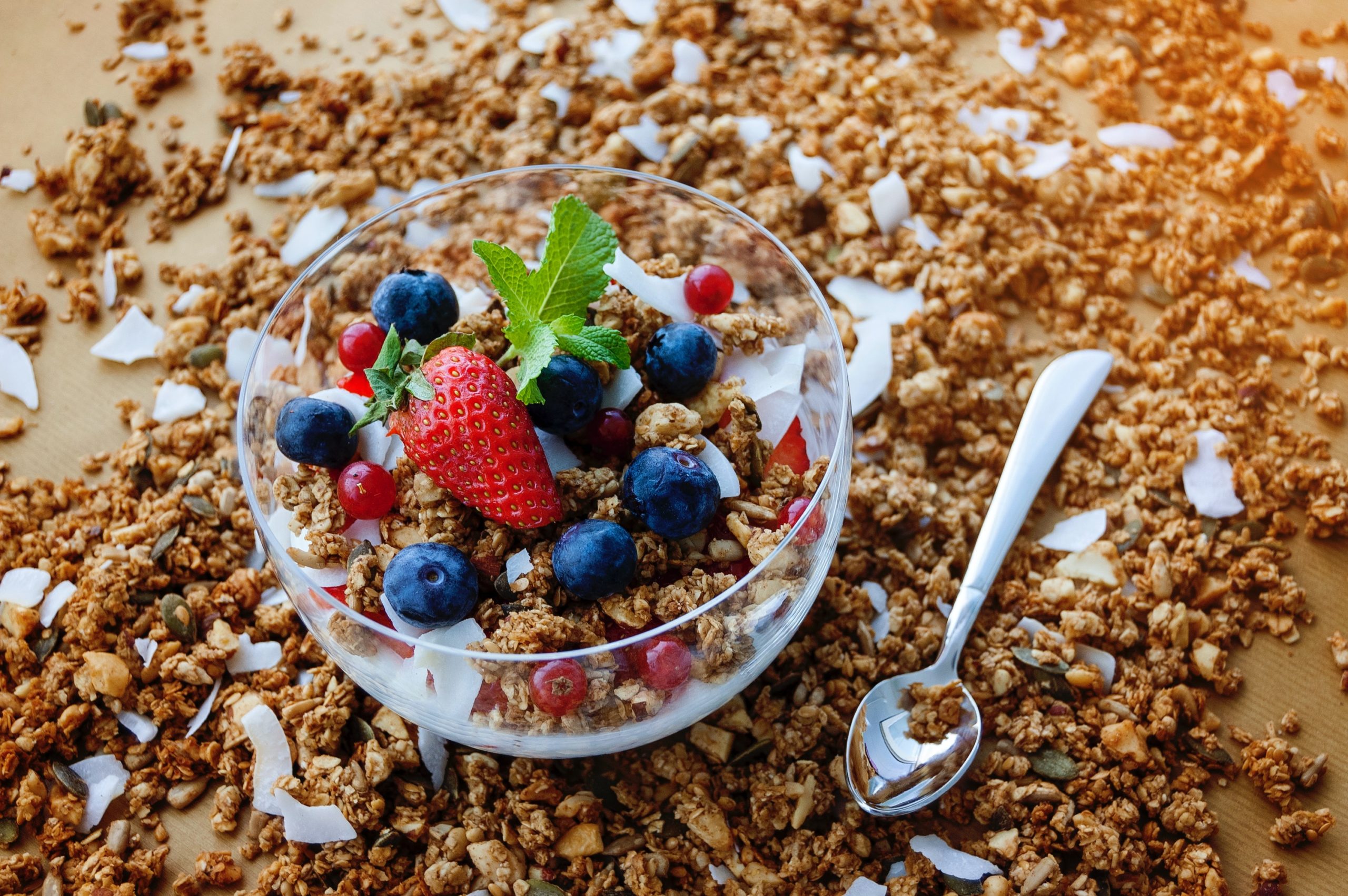 Křupavá domácí granola s ovocem a čokoládou recept