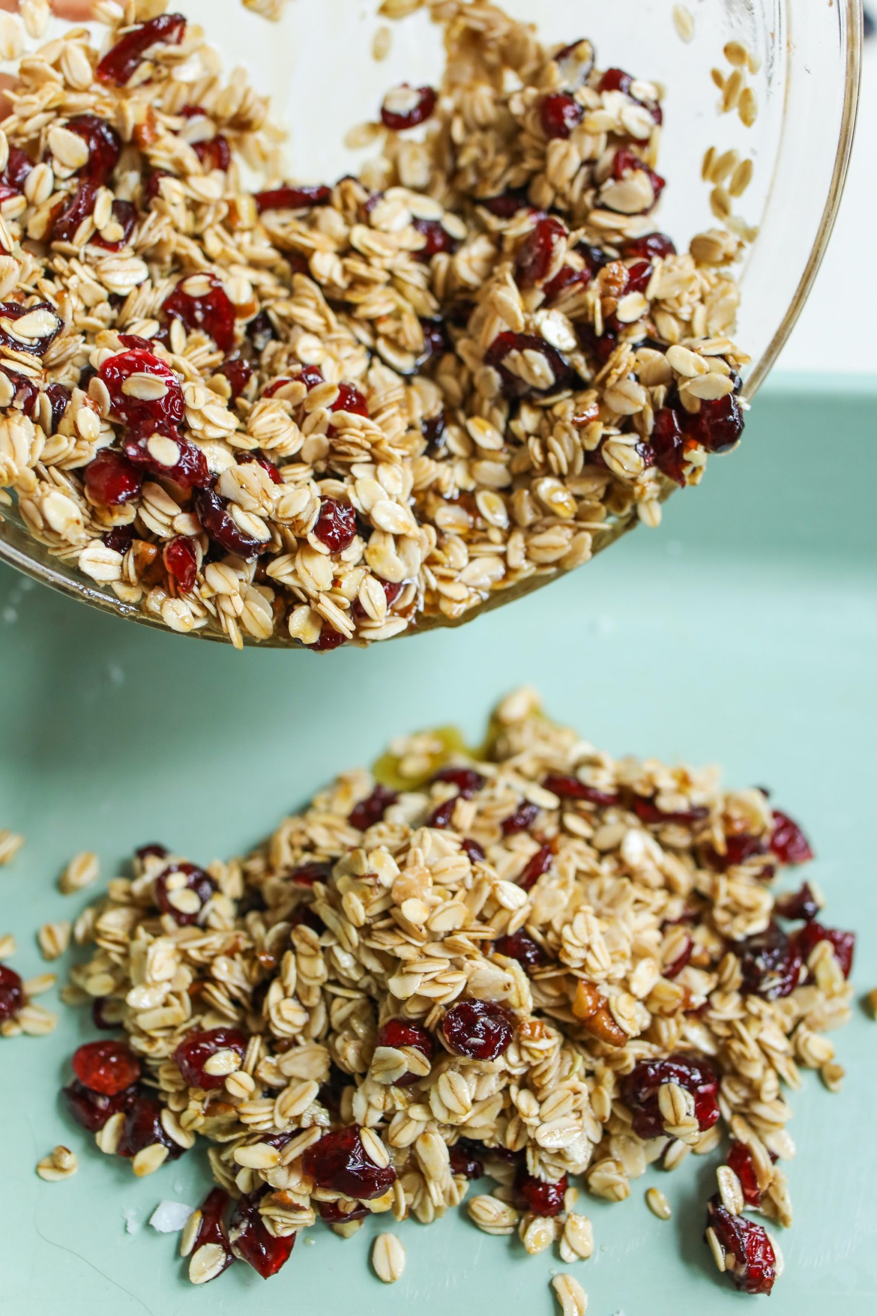 Křupavá domácí granola s ovocem a čokoládou recept