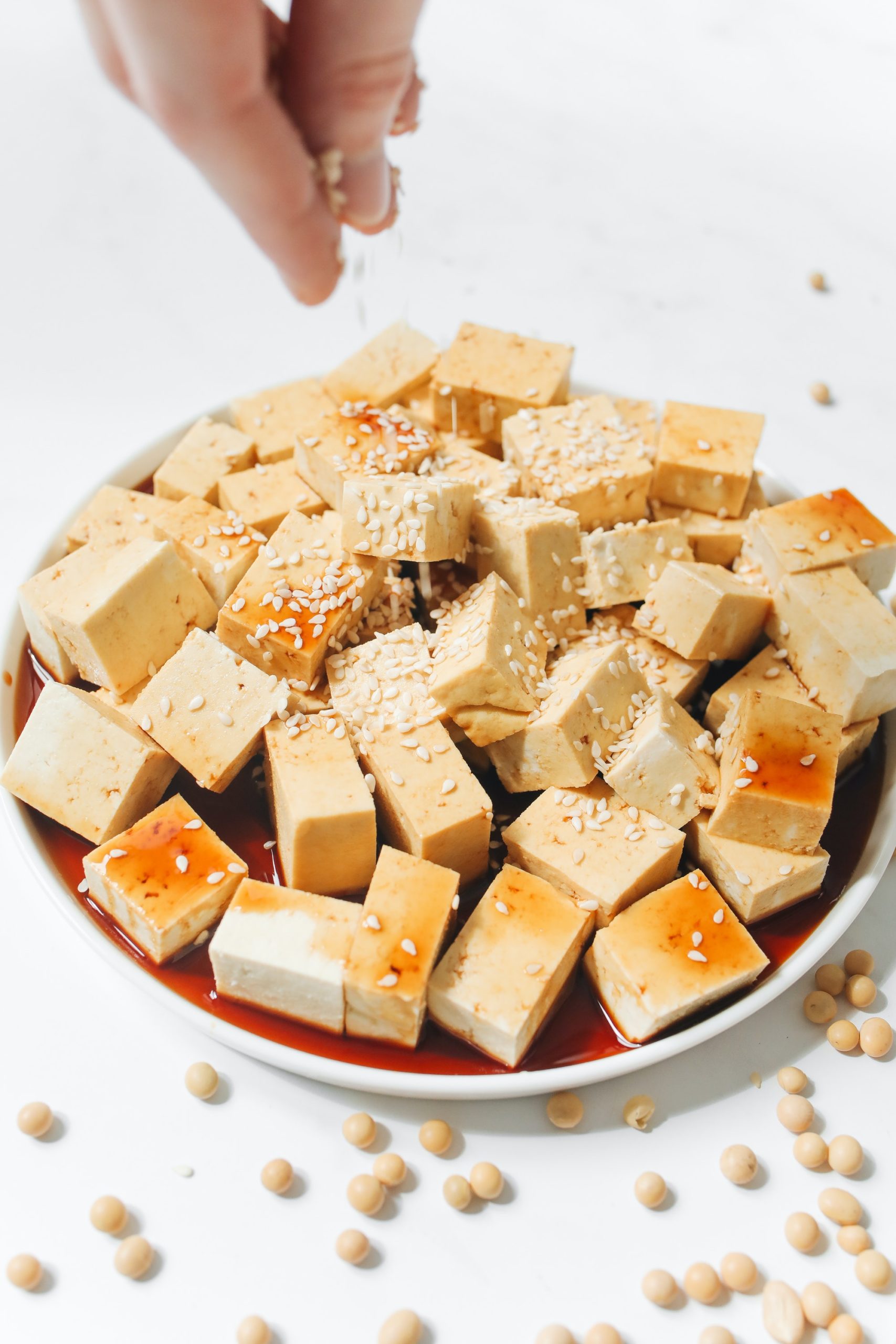 Pomazánka z uzeného tofu posypaná sezamovými semínky